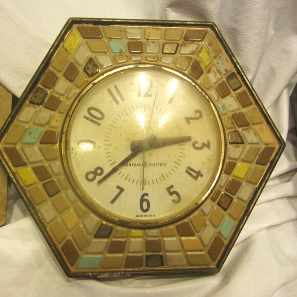 RETRO 70'S WALL CLOCK, METAL W/FAUX TILE PRINT, GE CLOCK - Picture 2 of 10